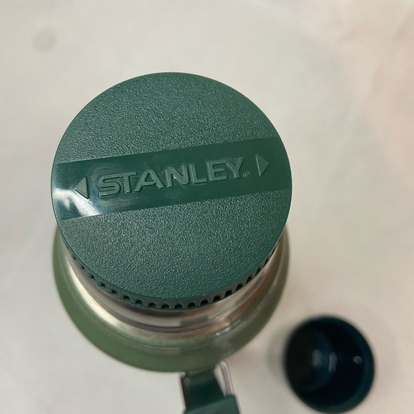 Green Stanley Classic Vacuum Thermos Bottle Insulated 1.1 Qt 1L Stainless Steel - Picture 6 of 9
